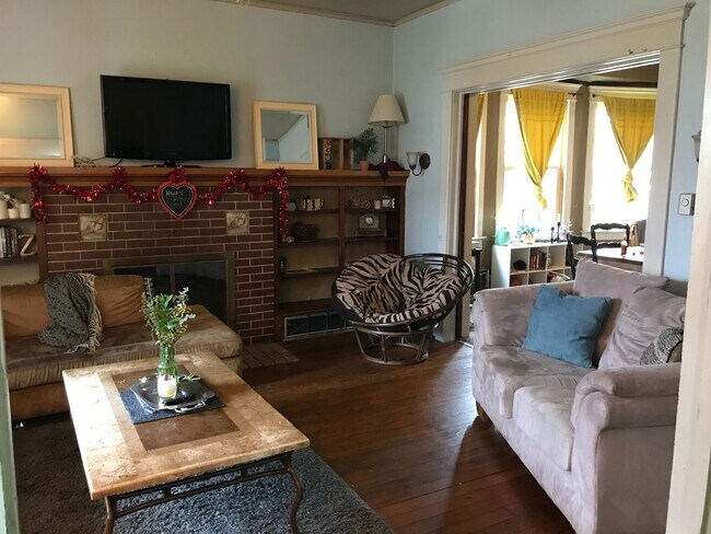 Building Photo - PRELEASING: Large 5 Bdrm, 2 Bath Home!