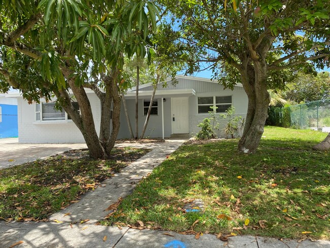 Building Photo - *** LARGE 4 BEDROOM SINGLE FAMILY HOME!***