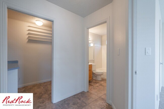Building Photo - Spacious 3 Bedroom Single-Level Home in Bl...