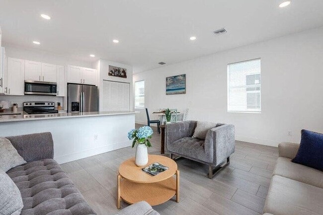 Building Photo - 2615 Hiawatha Ave