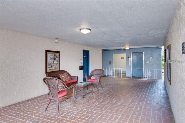 Building Photo - 1706 Belleair Forest Dr