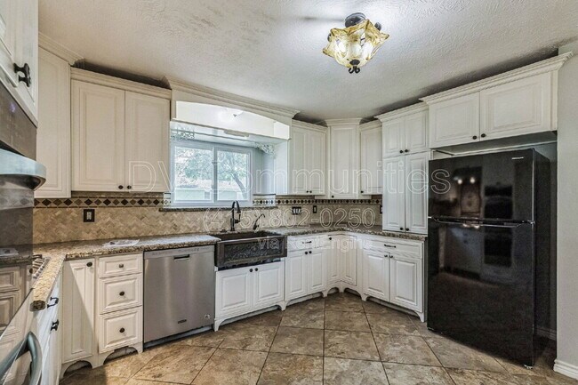 Building Photo - 16022 Spinnaker Dr