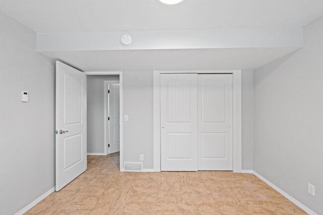 Building Photo - 4-Bedroom Retreat in Medical Lake - 2 Baths & 2,454 Sq/Ft Half Month Rent Free!