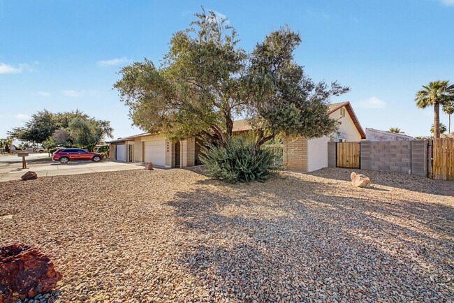 Building Photo - 1056 W Pecos Ave