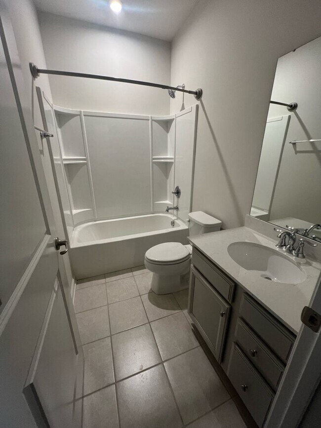 Building Photo - Beautiful End-Unit Townhome