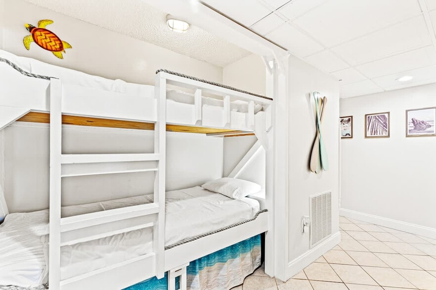 Building Photo - 8815 Thomas Dr