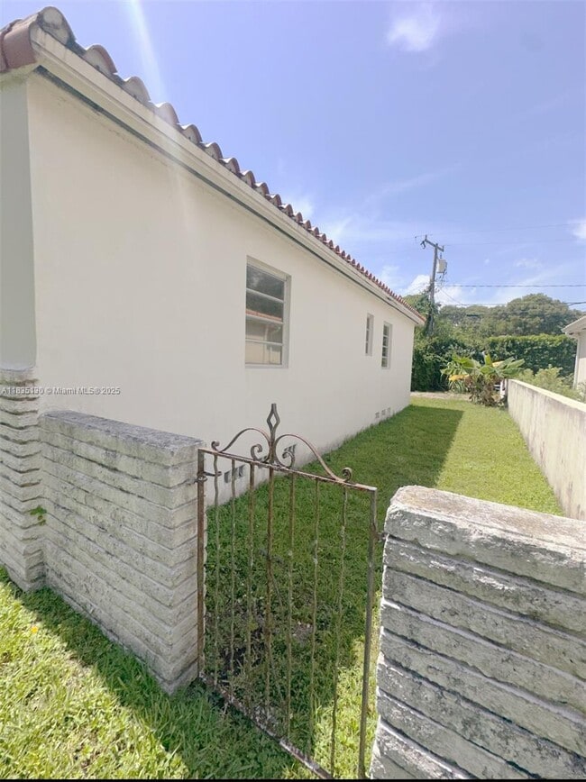 Building Photo - 747 Palermo Ave