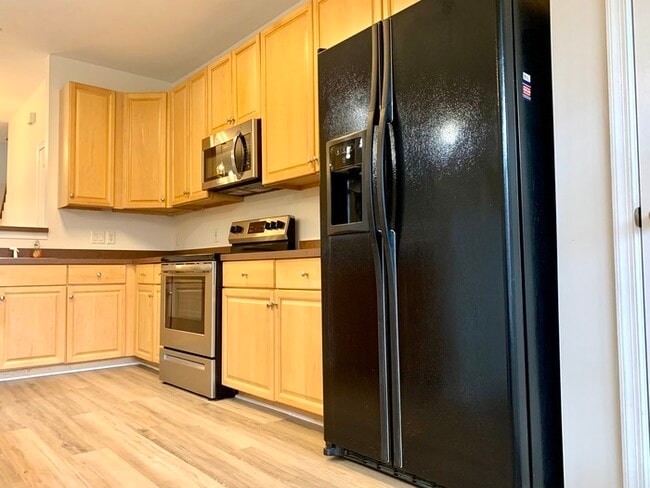 Building Photo - BEAUTIFUL 3 BED/2.5 BATH CONDO, SPACIOUS &...