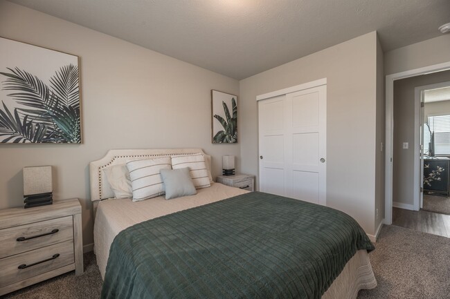 Building Photo - Open-Concept 3-Bedroom with Corner Lot Vie...