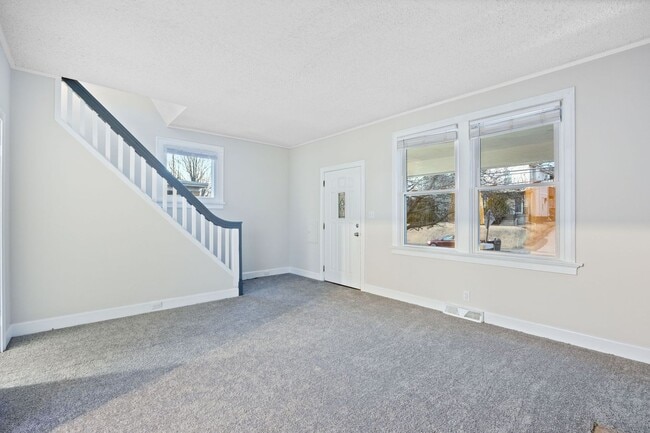 Building Photo - Cheviot- Charming 3 bed 2 bath