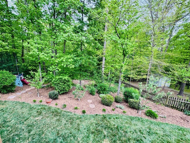 Building Photo - BEAUTIFUL AND PRIVATE LAKE RIDGE HOME