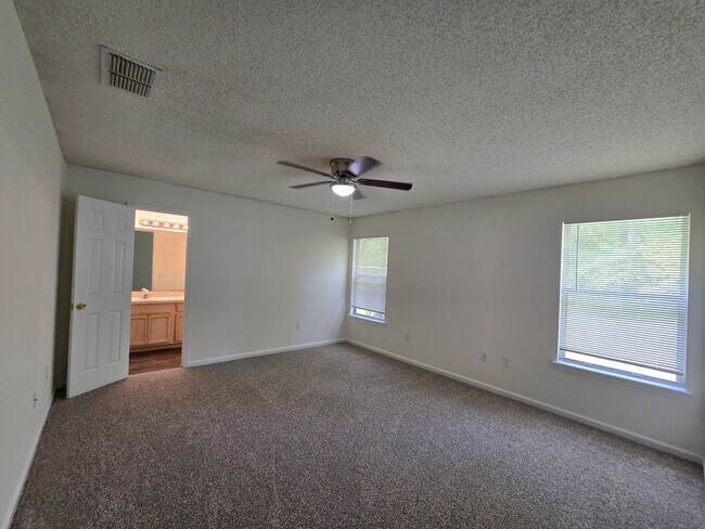 Building Photo - Move-In Special 1/2 Off First Months Rent