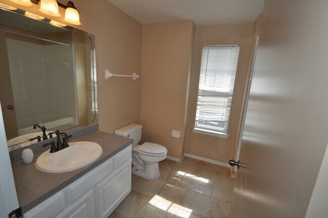 Building Photo - Residences at Sabal Point: 3 bed/2 bath - 3rd floor unit