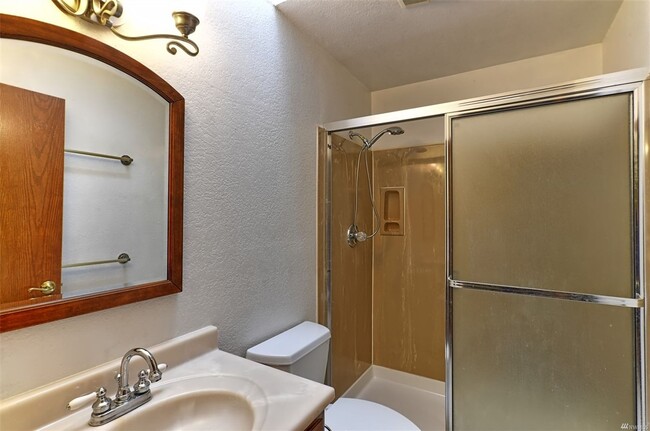 Building Photo - Versatile 3-Bedroom Silver Lake Home with ...