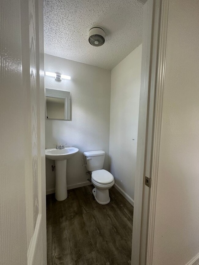 Building Photo - 1002 Harris Dr