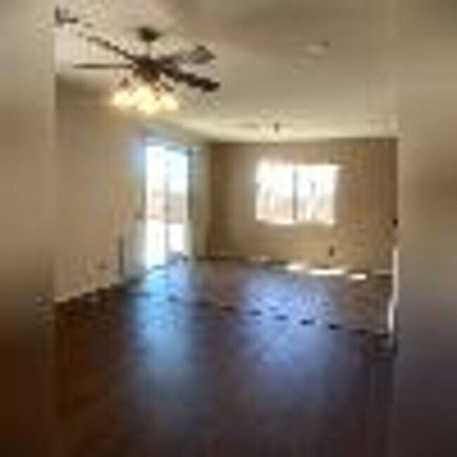 Building Photo - 4 Bedroom, 2 1/2 Bath Available Now!