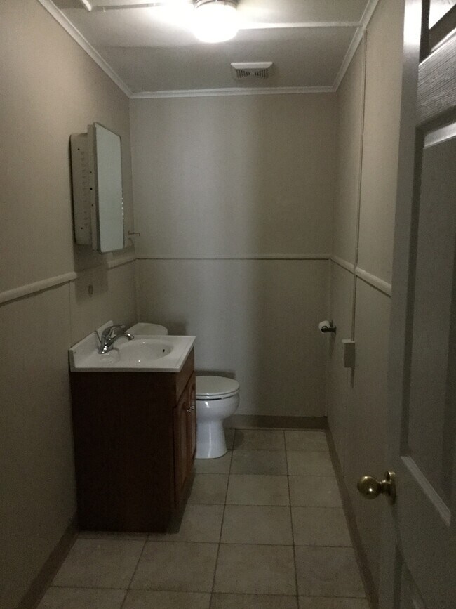 Building Photo - 3 Bedroom, 2 1/2  Bathroom half duplex, $1100 mo - Available December 19