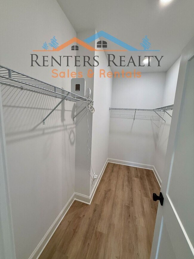Building Photo - Stunning 3 Bedroom with Rooftop Terrace
