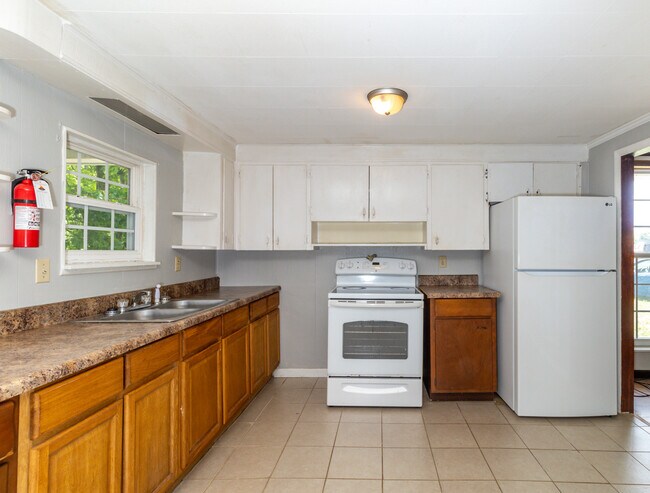 Building Photo - 513 Benton Cir