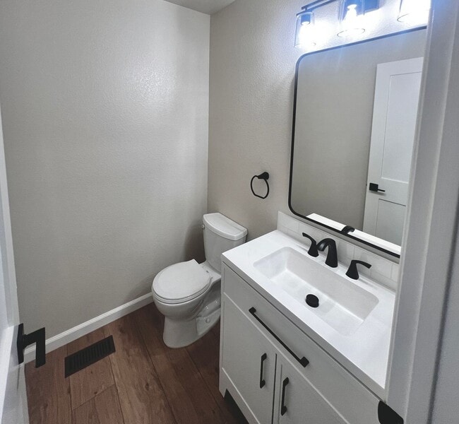 Building Photo - Beautifully remodeled 3-bedroom, 1.5-bath ...