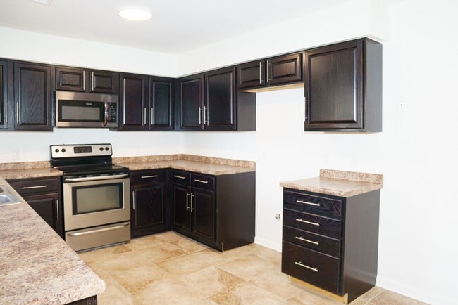 Building Photo - 3BR Home in Shell Point – Sunroom | Garage | Prime Location