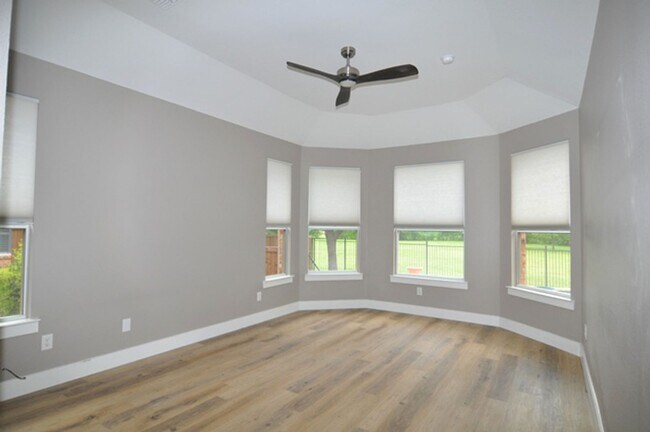Building Photo - Stunning 4-2.5-2 with sparkling POOL in Gr...