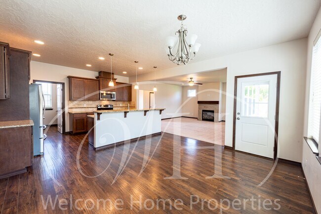 Building Photo - Newer Large Home in Great Neighborhood wit...