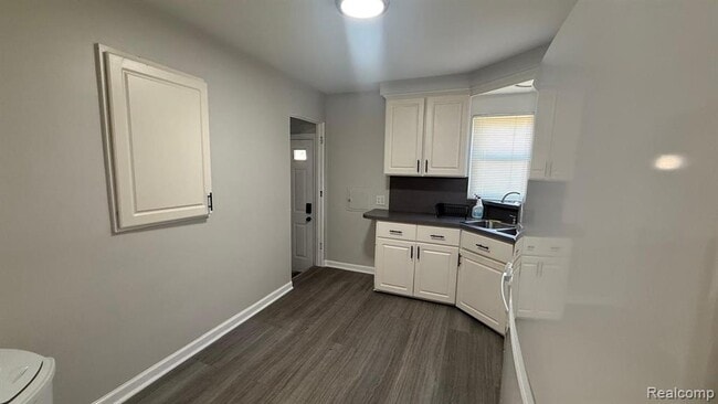 Building Photo - 29614 Rosslyn Ave