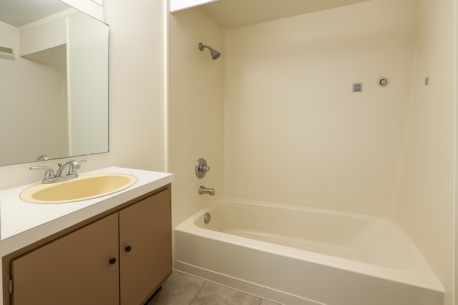 Building Photo - Charming 2-Bed, 2-Bath Treehouse in Haines City- Cozy 800 Sq. Ft. Haven!