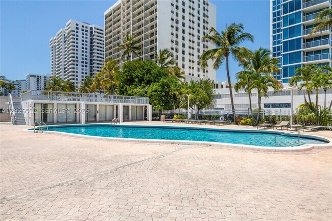 Building Photo - 2655 Collins Ave