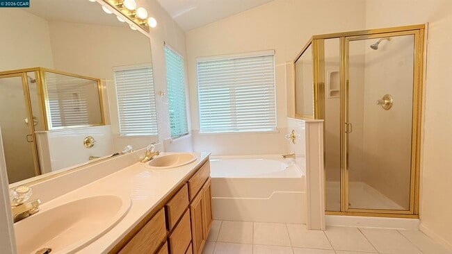 Building Photo - 1023 Vista Pointe Cir