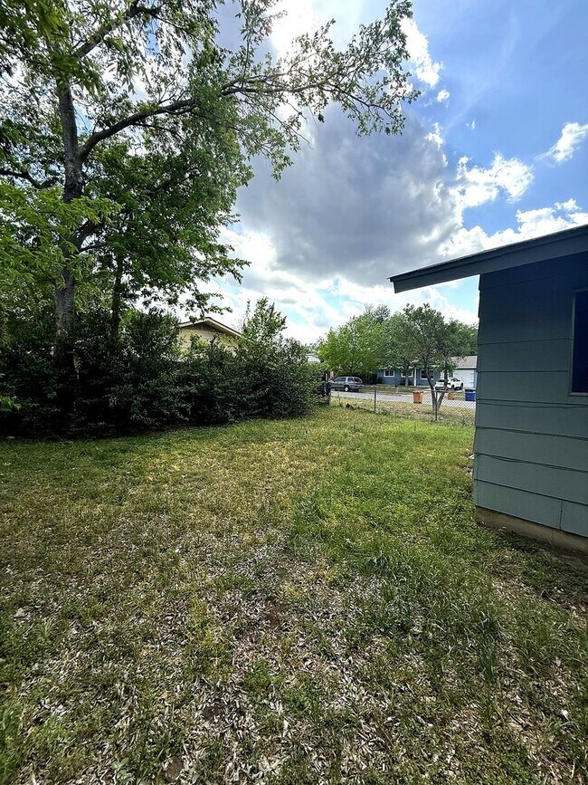 Building Photo - 603 Flournoy Dr