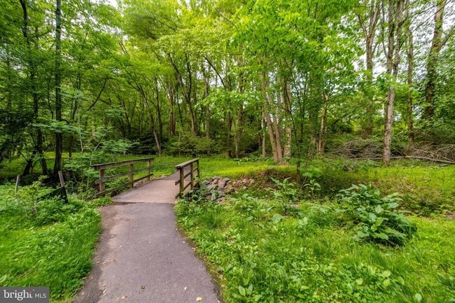 Building Photo - 2235 Abbotsford Dr