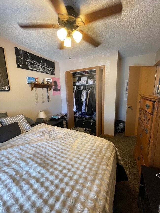 Building Photo - Great Townhome! Close to Campus!
