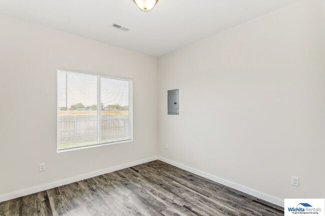 Building Photo - Newer 3 bedroom 2 bath Duplex in Goddard
