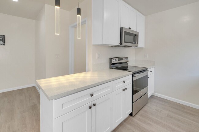 Building Photo - Spacious 1 Bedroom Apartments with Parking - Noho Arts District