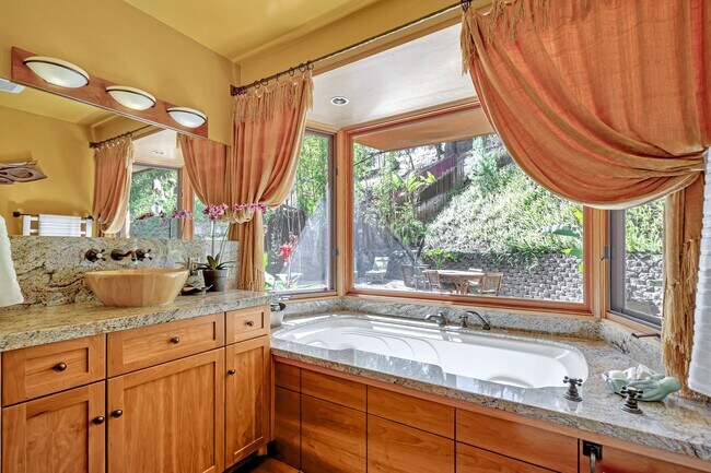 Building Photo - HOLIDAY SPECIAL***2 WEEKS FREE** 3 Bed/2 Bath Oasis in Royal Woods - Available Now