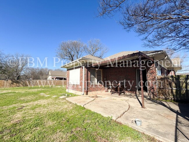 Building Photo - 211 W. Jefferson St - Beautiful 3 Bedroom,...