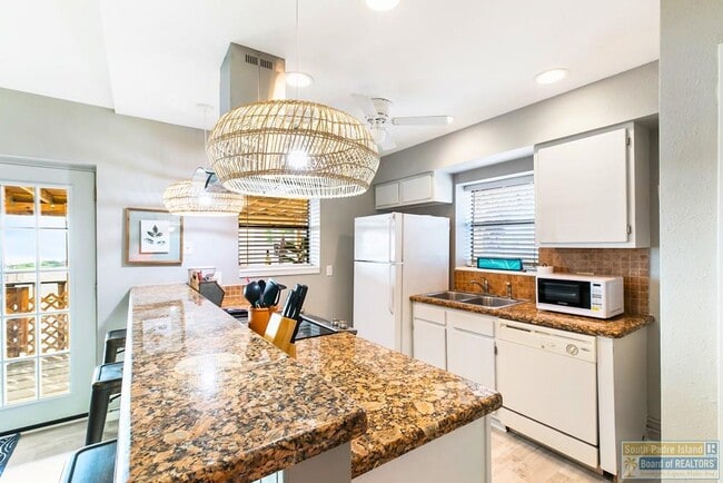 Building Photo - 113 W Sunny Isle Dr