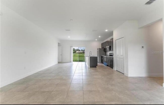 Building Photo - 700 Wombat Way