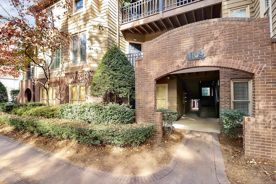 Building Photo - 1109 E Morehead St