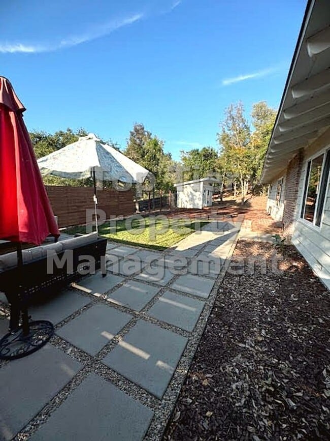 Building Photo - 3 Bed/ 2 Bath Spacious Family Home with Su...