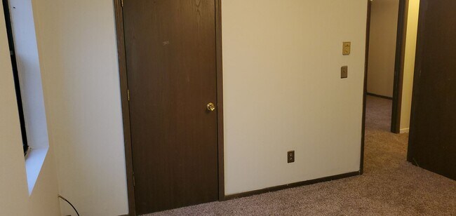 Building Photo - 3 bd, 2 ba house, Midway Heights subdivision just west of Columbia, recently painted, partially f...