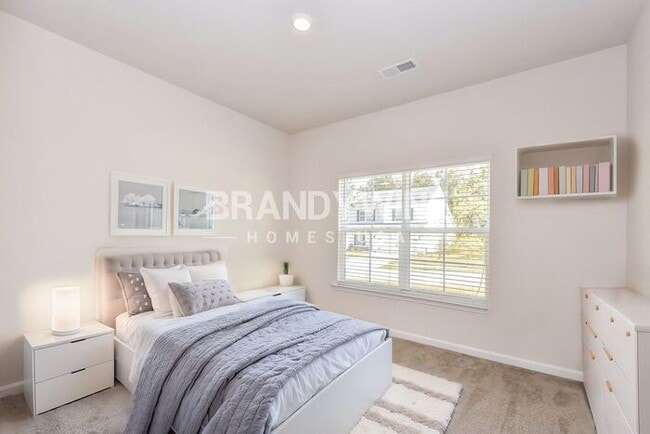 Building Photo - 588 Glenmanor Dr