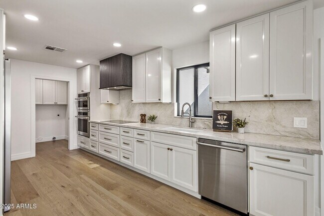 Building Photo - 7339 E Solano Dr