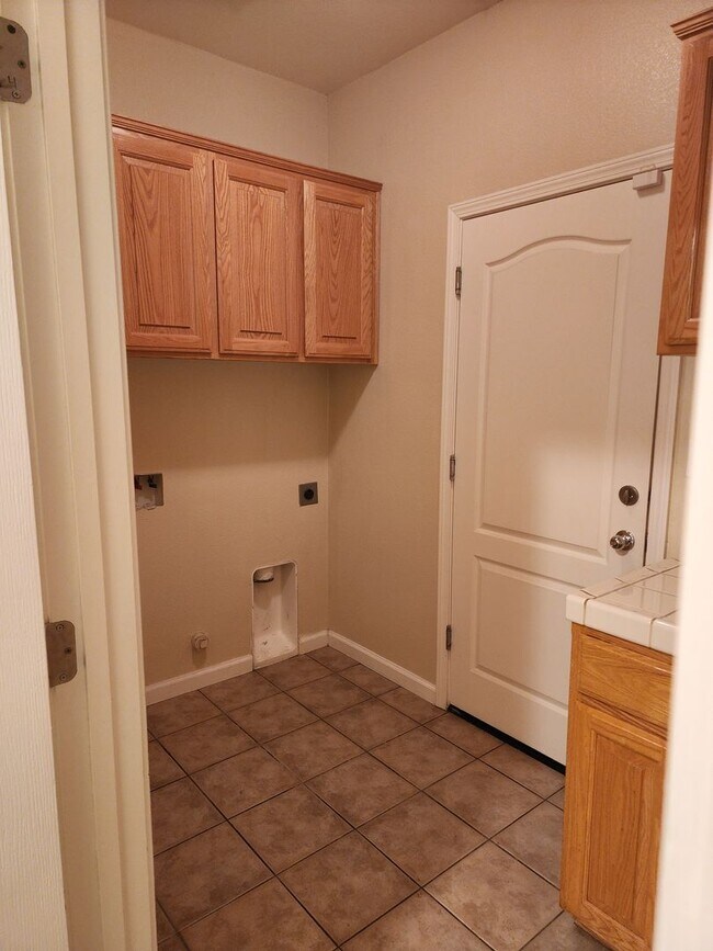 Building Photo - 4 bedroom 2 bathroom home Near Christofferson Pkwy Close to Walnut Elementary, Turlock Jr High Sc...