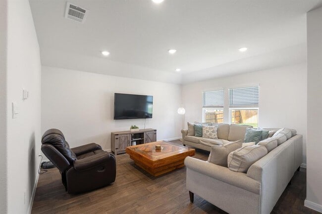 Building Photo - 205 Bethpage Dr