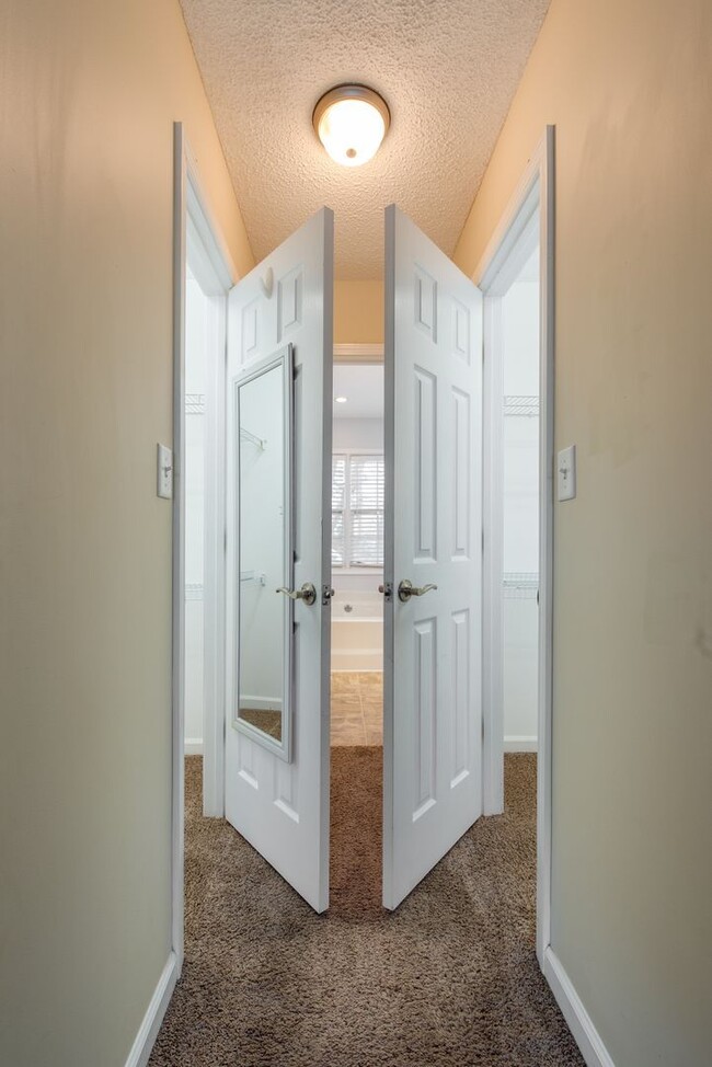 Building Photo - Spacious 4-Bedroom Home in Westside Athens...