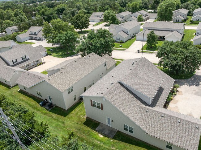 Building Photo - 1713-1715-1715 Louise Cir