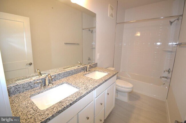 Building Photo - 43795 Middleway Ter